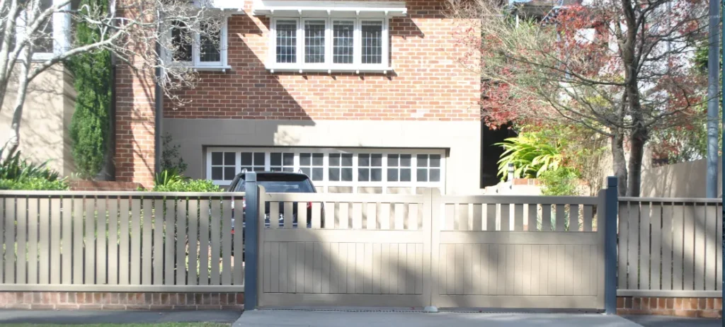 Classic driveway gate with balustrade fence